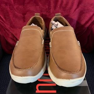 Men’s 8 1/2 new deer stags loafers.